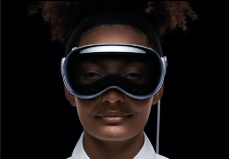 Mulher com Óculos de Realidade Virtual